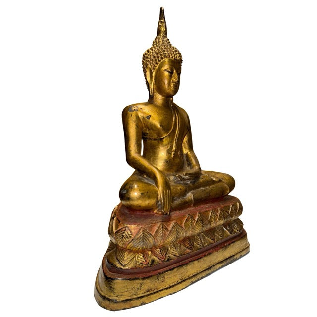 Thailändischer Buddha in Bhumisparsha-Mudra als Symbol für Erdung, Schutz und Erleuchtung