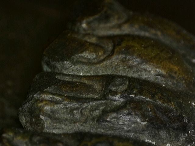 Mikroskopische Detailaufnahme der natürlichen Korrosion an einer thailändischen Bronzeskulptur