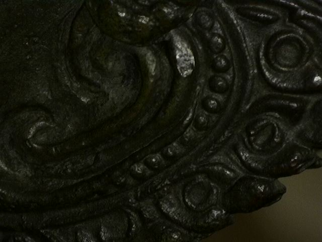 Mikroskopische Detailaufnahme der Verzierungen einer thailändischen Bronzeskulptur