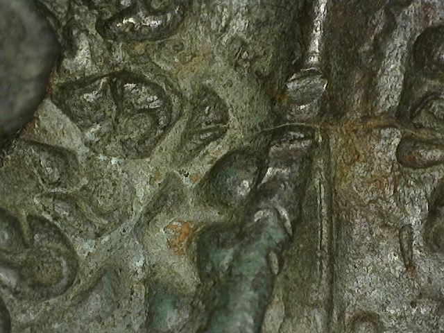 Detail einer thailändischen Bronzeskulptur mit alter Patina und dekorativer Oberfläche