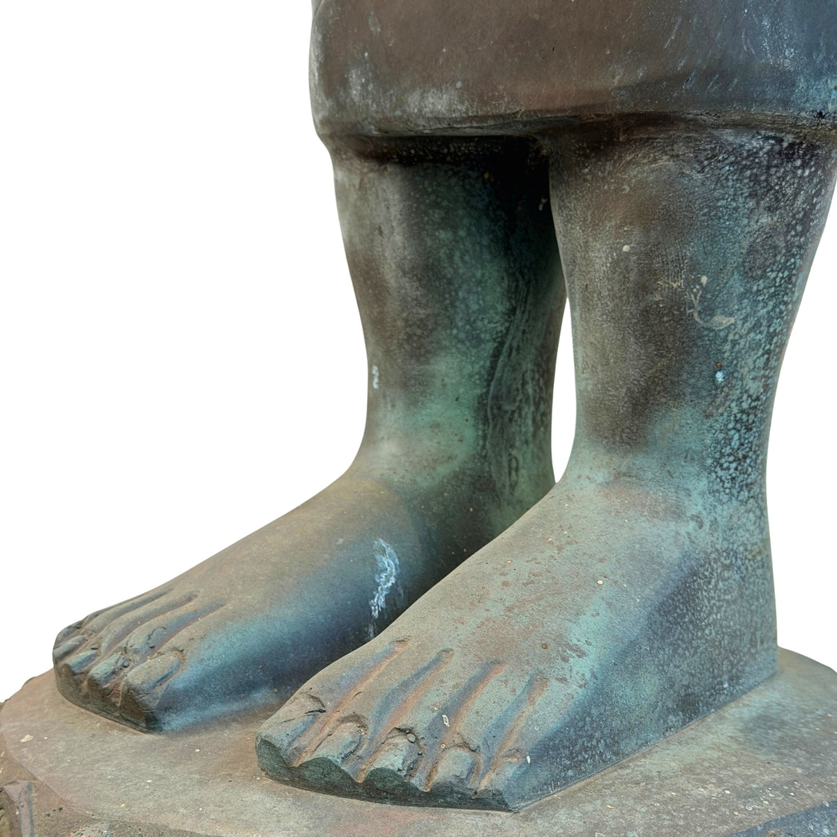 Detail van beide voeten op het lotusvoetstuk