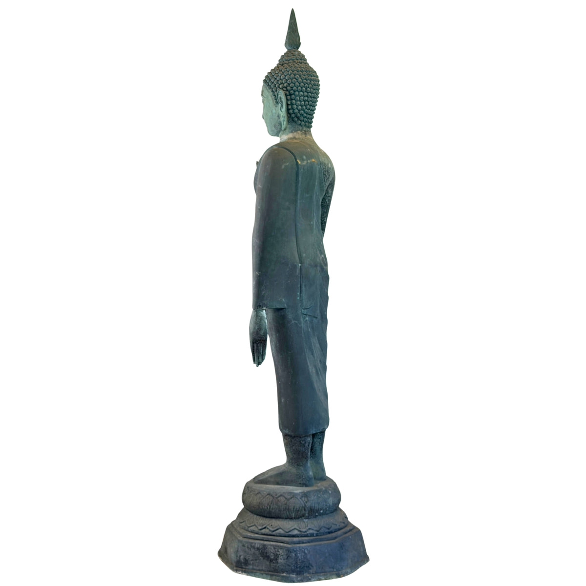 Driekwart linker zijaanzicht van de monumentale Boeddha