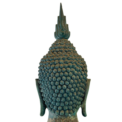 Driekwart vooraanzicht van de monumentale Thaise Boeddha