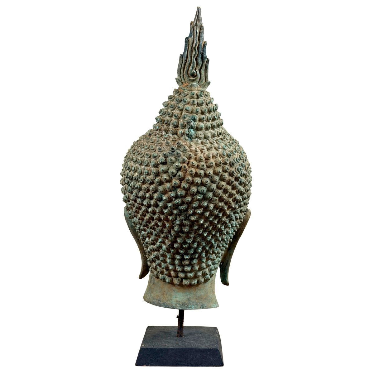 Achteraanzicht van de bronzen Boeddhakop