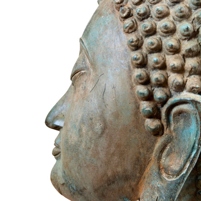 Detail van de spiraalkrullen en ushnisha