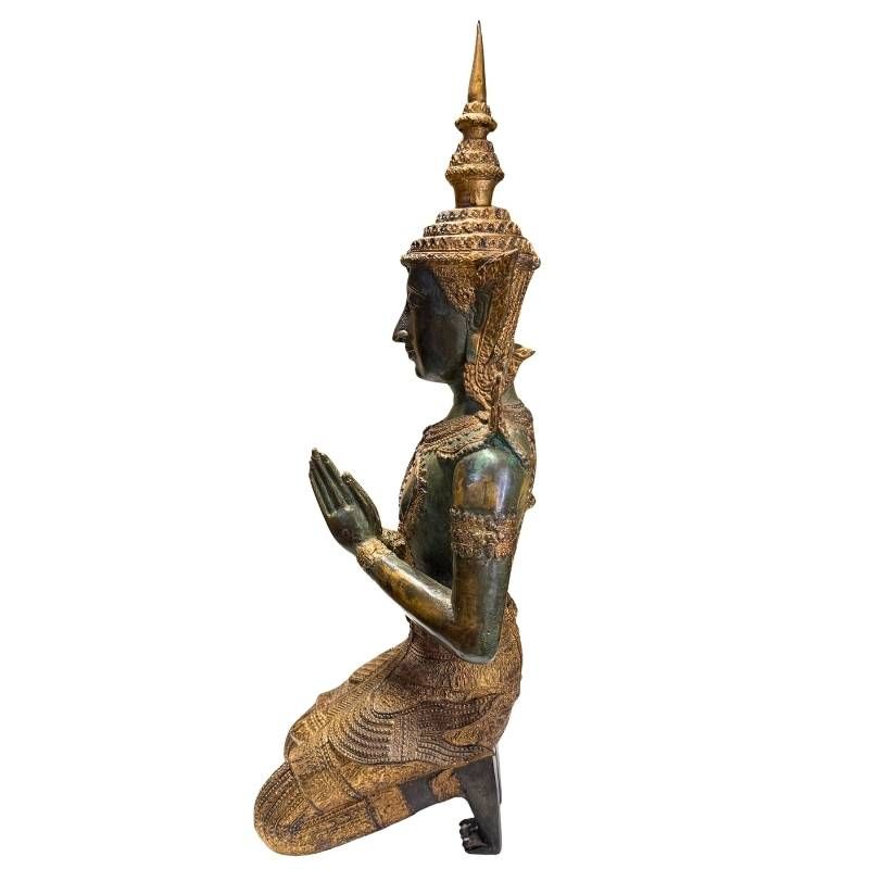 Authentische thailändische Tempelwächterfiguren aus Bronze als Blickfang im Innenraum