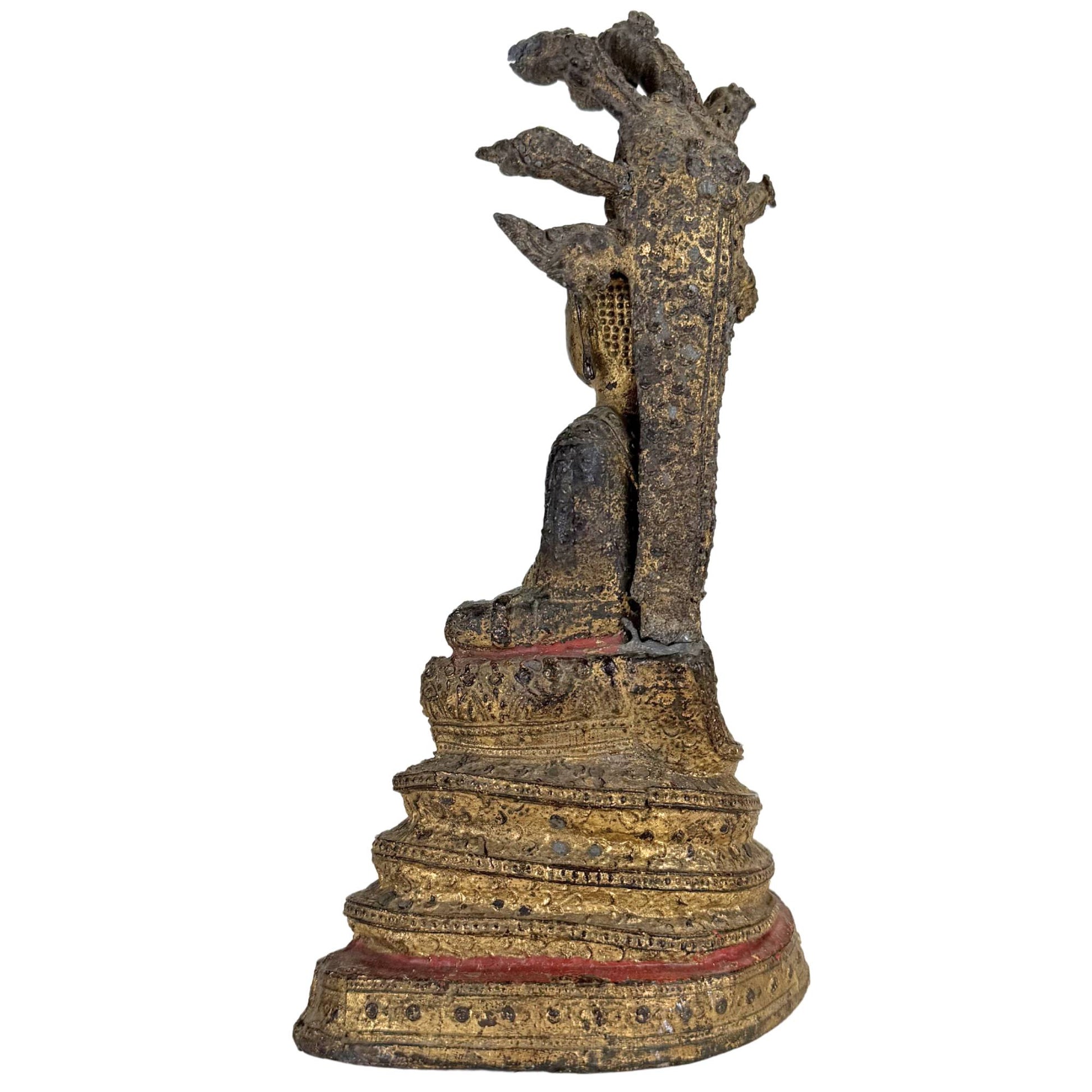 Thailändische Tempelkunst mit Buddha unter dem Schutz von Muchalinda Naga