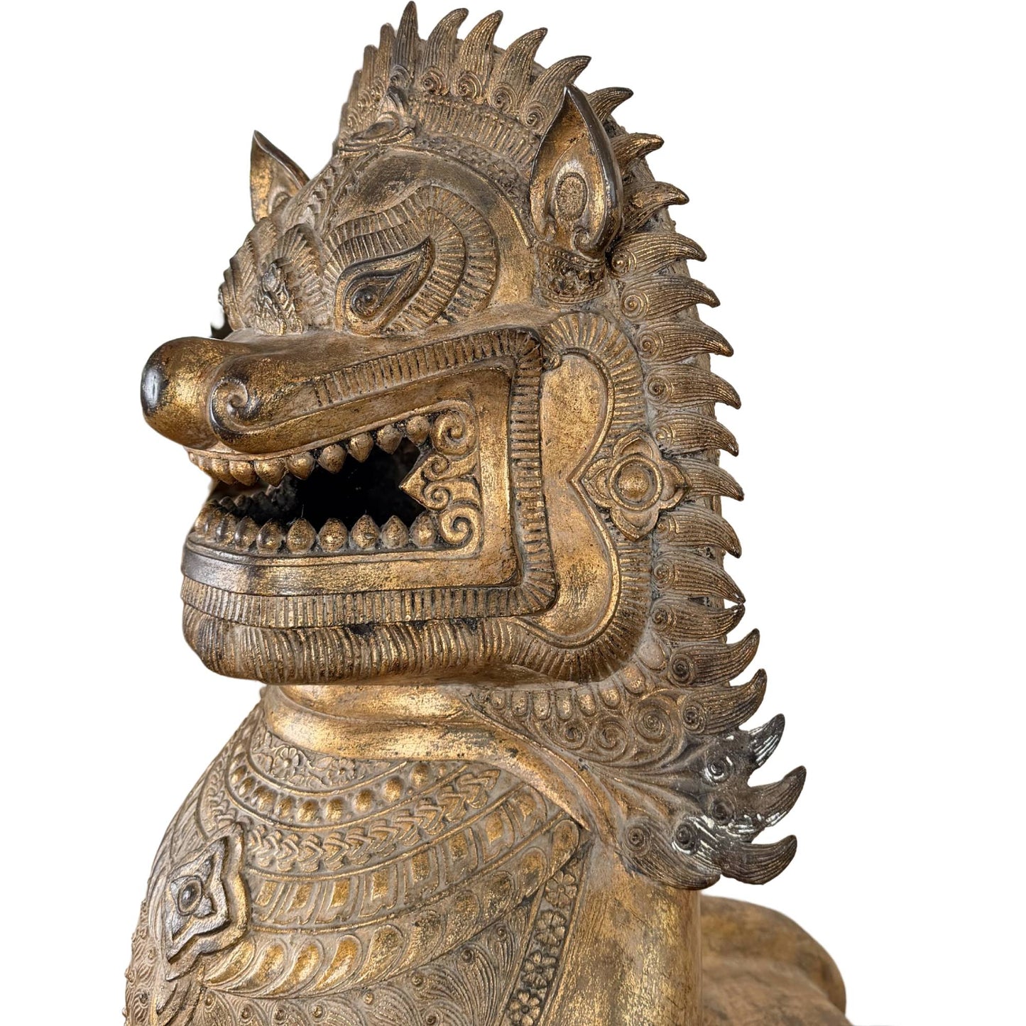 Singha-Löwe ​​aus Thailand mit alter Patina, reich vergoldeter Tempelwächter aus der buddhistischen Tradition