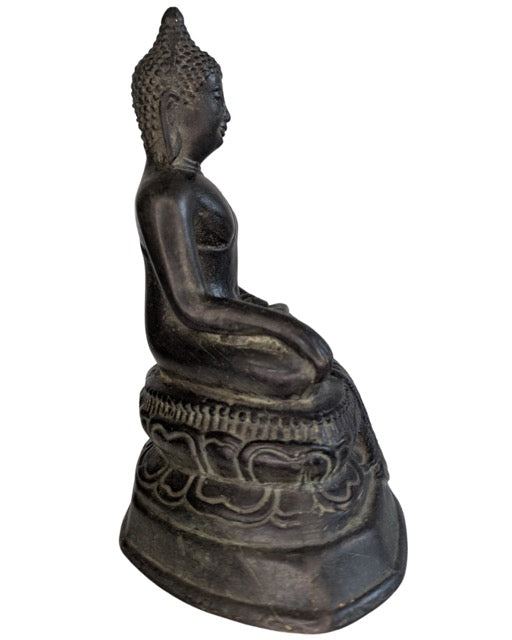 Nahaufnahme des heiteren Gesichts und des flammenförmigen Ushnisha des Buddha.