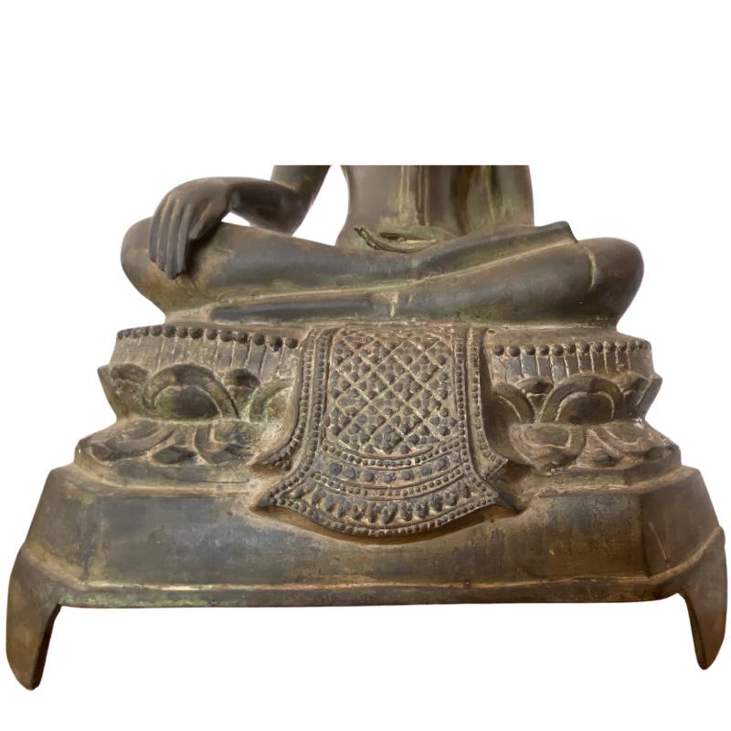 Thailändische Buddha-Statue auf einem lotusförmigen Sockel