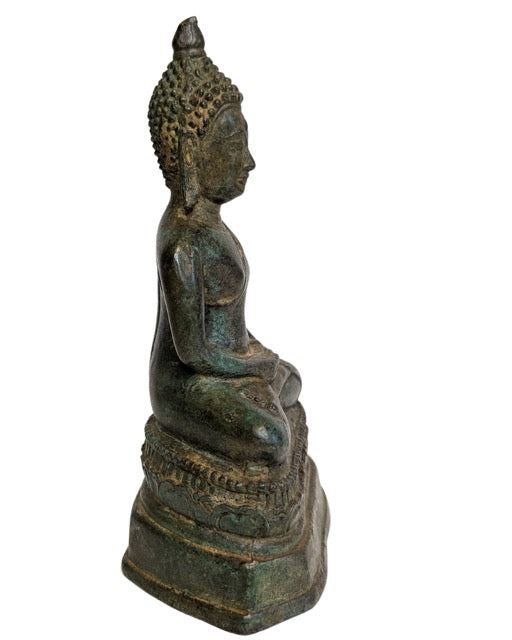 Thailändische Buddha-Statue aus Bronze auf einem Lotussockel in Meditationshaltung