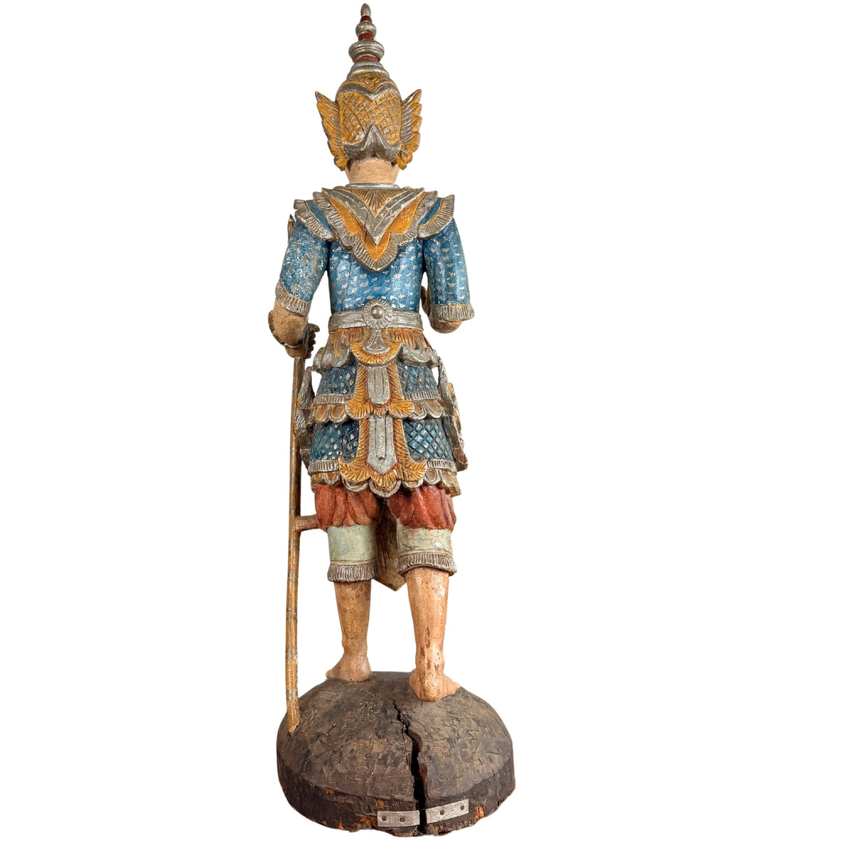 Thailändische Wächterfigur aus Teakholz, vollständige Rückansicht auf dem runden Holzsockel