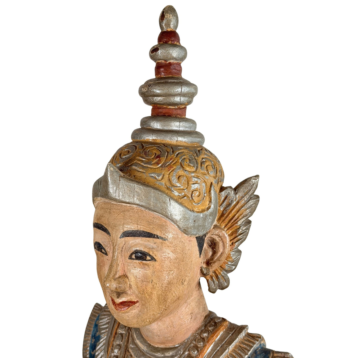 Teakholz-Wächterfigur: Gesicht unter der hohen Krone, leicht schräg gesehen