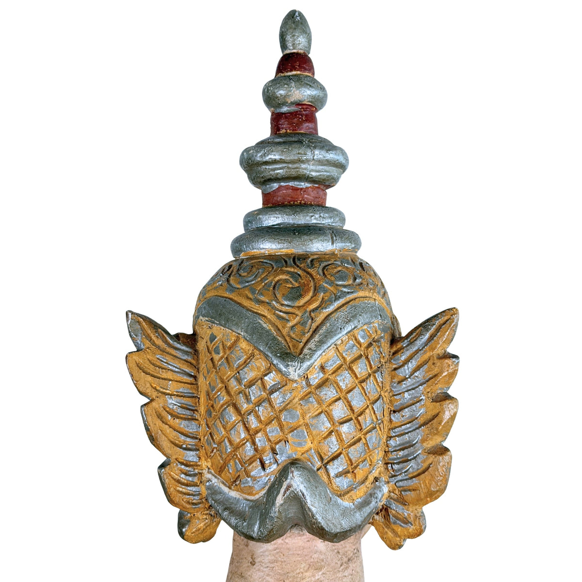 Thailändische Wächterfigur von hinten: Krone und seitlicher Ohrschmuck