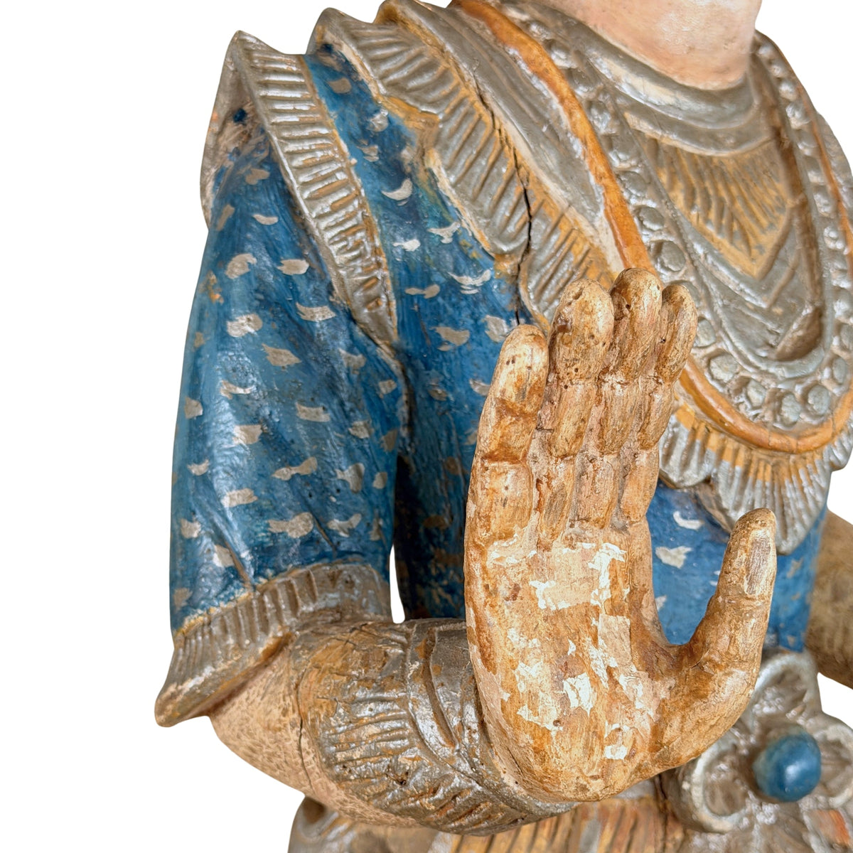 Thailändische Wächterfigur: geöffnete rechte Hand und Brustschmuck, schräg von der Seite