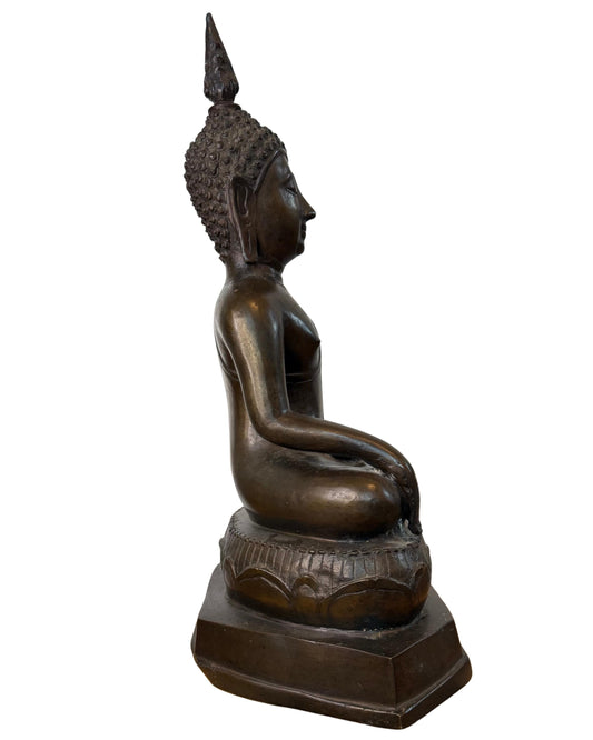Große, schwere Buddha-Statue aus Bronze, die an einen Tempel in Thailand erinnert.