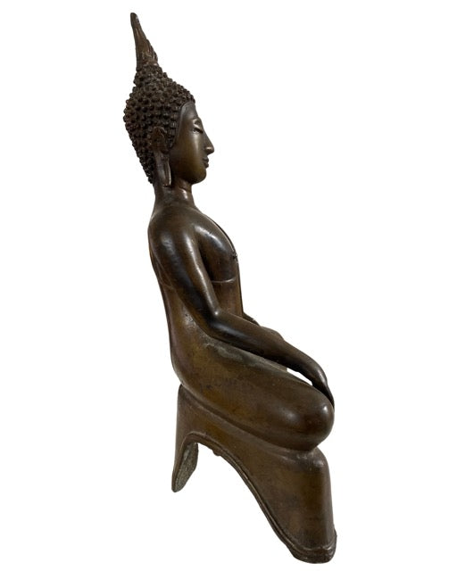 Authentischer thailändischer Buddha aus Bronze mit Patina in Bhumisparsha-Pose