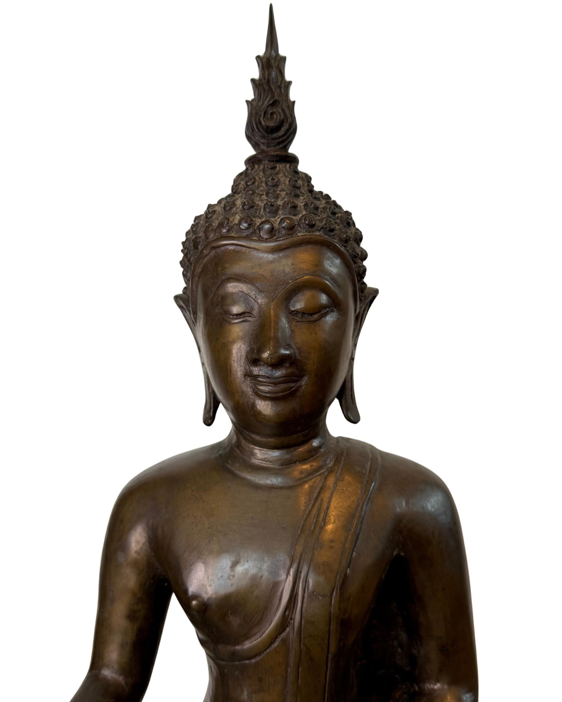 Große und schwere Buddha-Bronzestatue aus einem Tempel in Thailand, die den Innenraum eines Tempels bildet