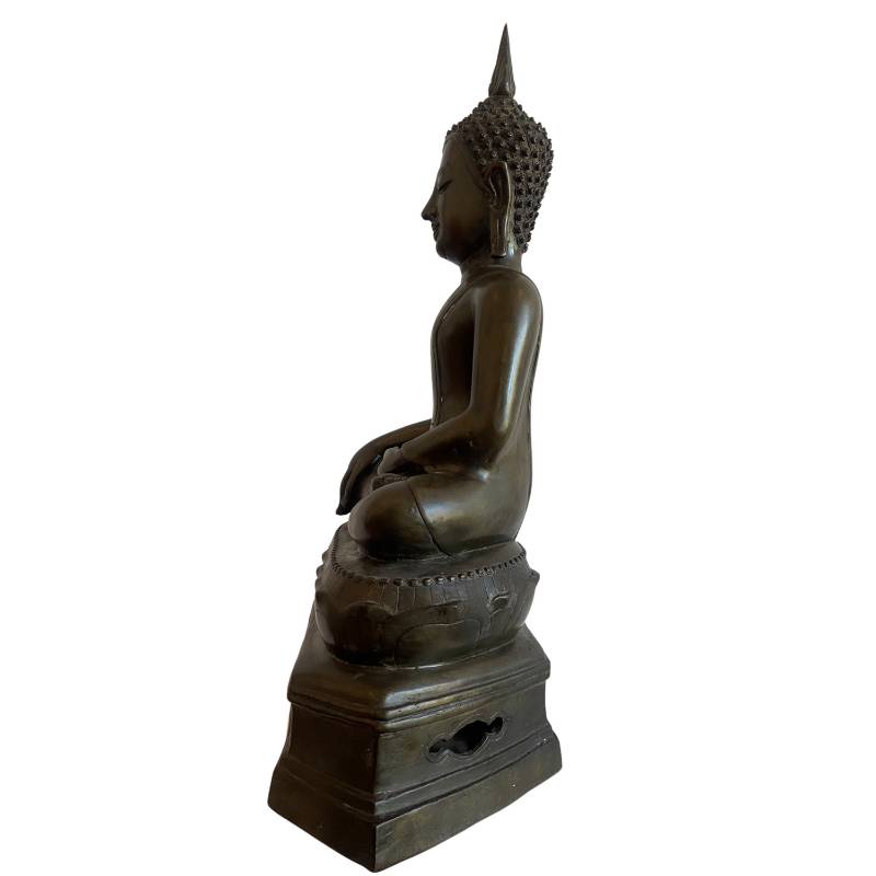 Thailändischer Bronze-Buddha in Bhumisparsha-Mudra mit Tempel-Aussehen