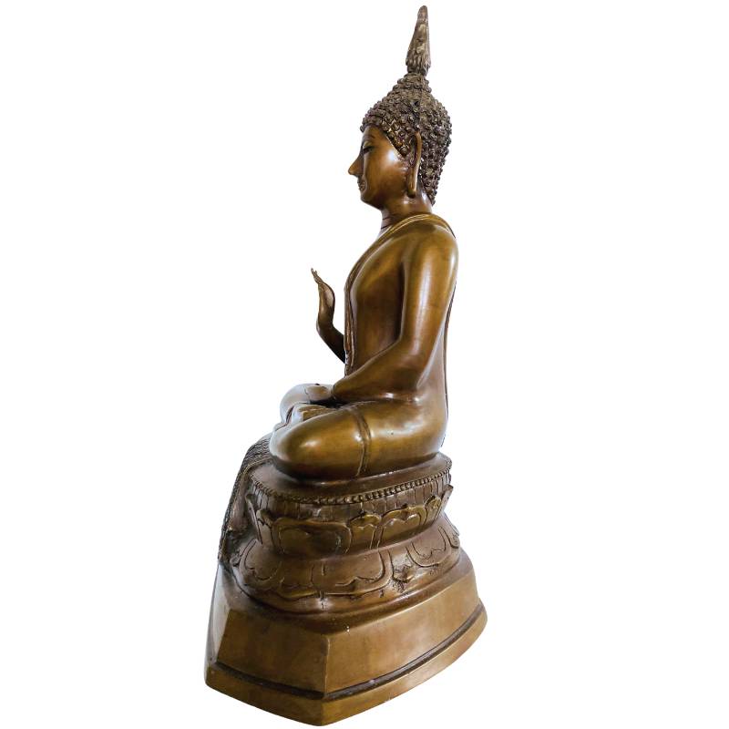 Thailändischer Buddha aus Bronze mit charakteristischer Ushnisha und Patina