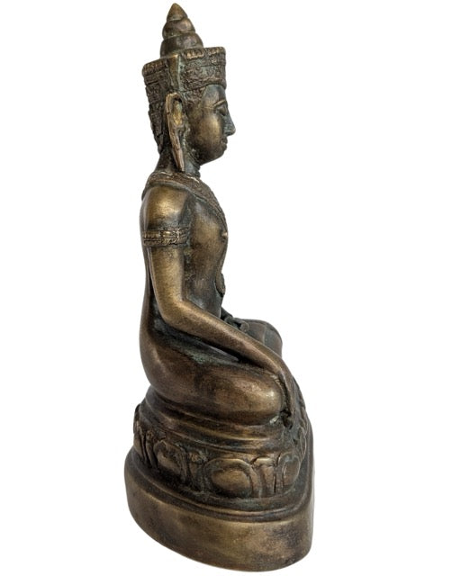 Thailändischer Buddha in klassischer sitzender Haltung im Ayutthaya-Stil