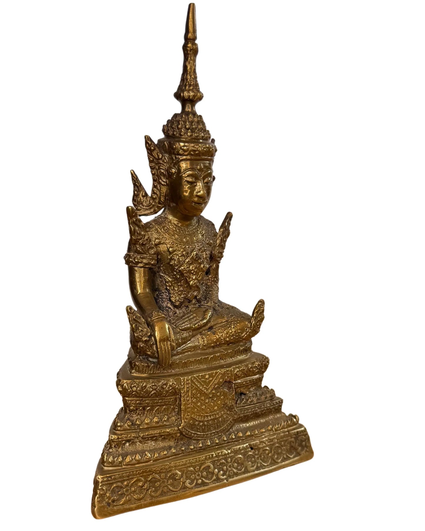 Detail der Krone und des Schmucks eines thailändischen Buddhas aus Bronze mit feiner Verarbeitung