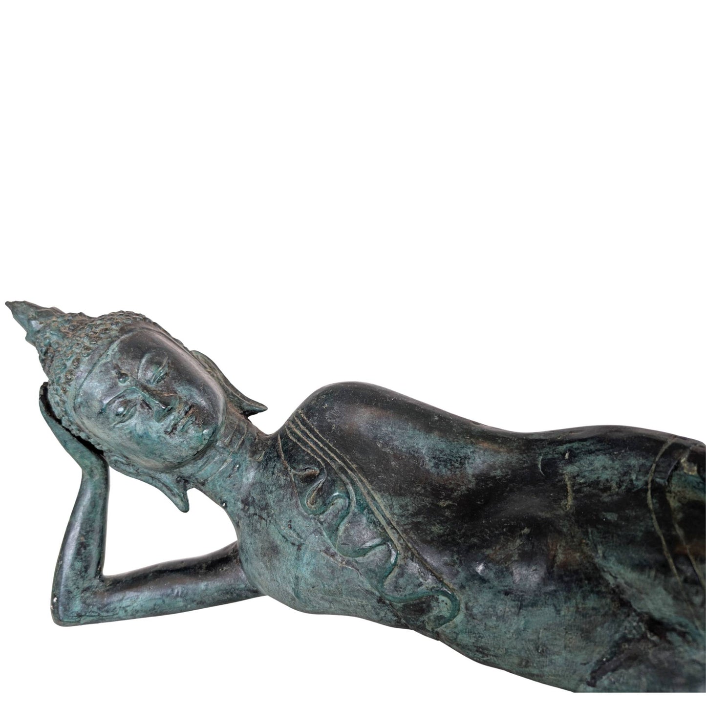 Detail eines Brustschmucks an einer antiken liegenden Buddha-Statue aus Bronze aus Thailand