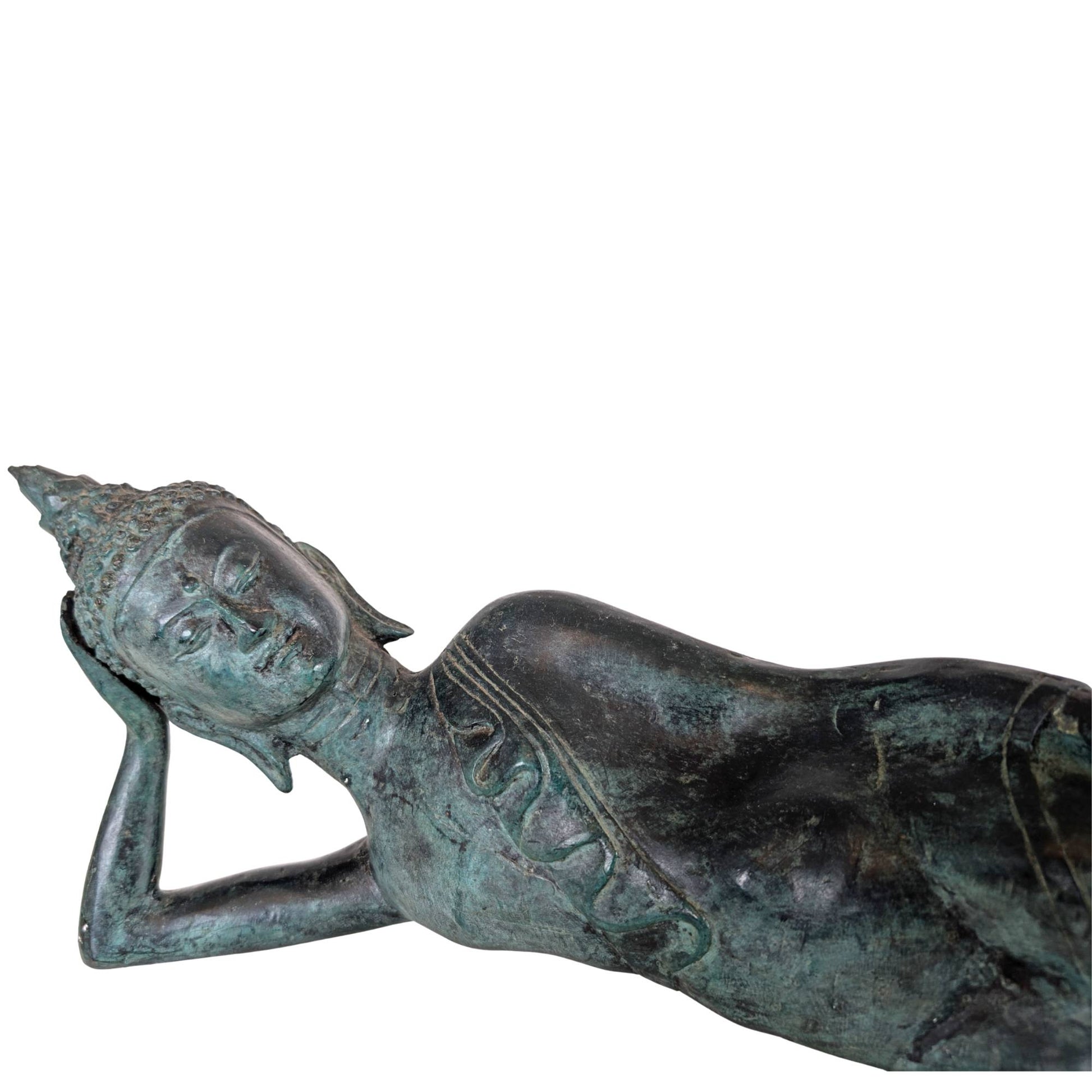 Detail eines Brustschmucks an einer antiken liegenden Buddha-Statue aus Bronze aus Thailand