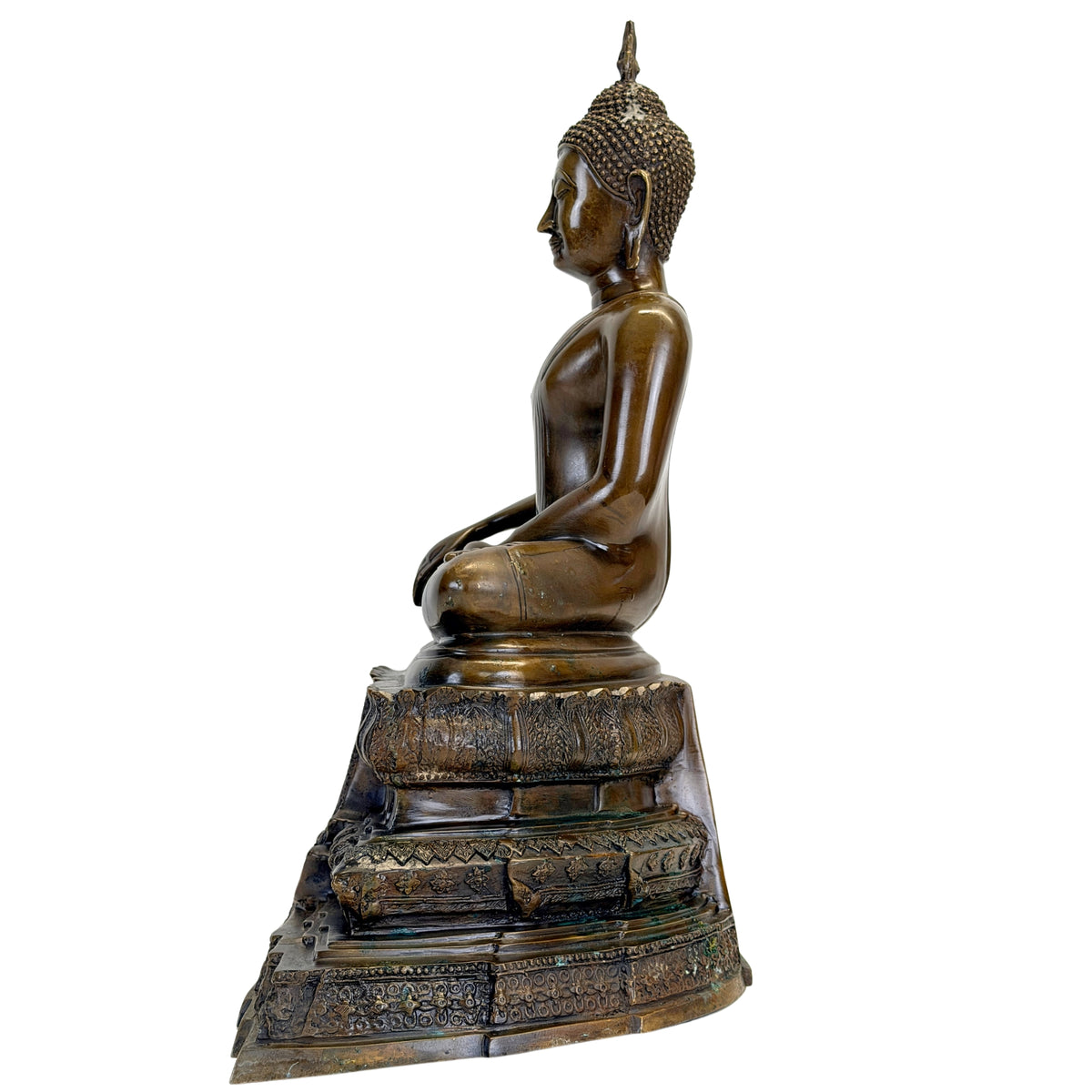 Linkerzijaanzicht van Thaise bronzen Boeddha met groene aanslag op de voet