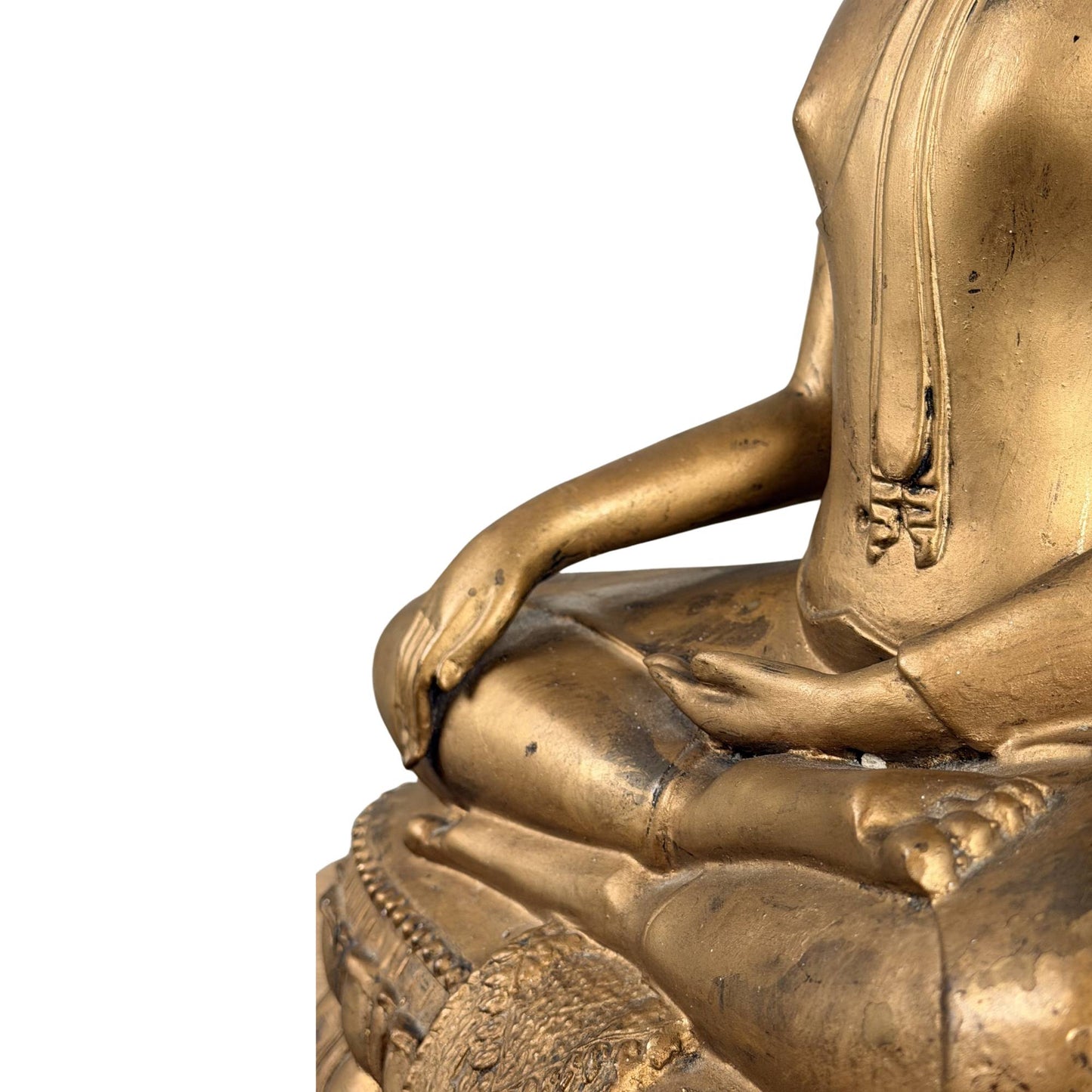 Thailändischer Buddha in antikgoldener Farbe mit kraftvoller, friedvoller Ausstrahlung