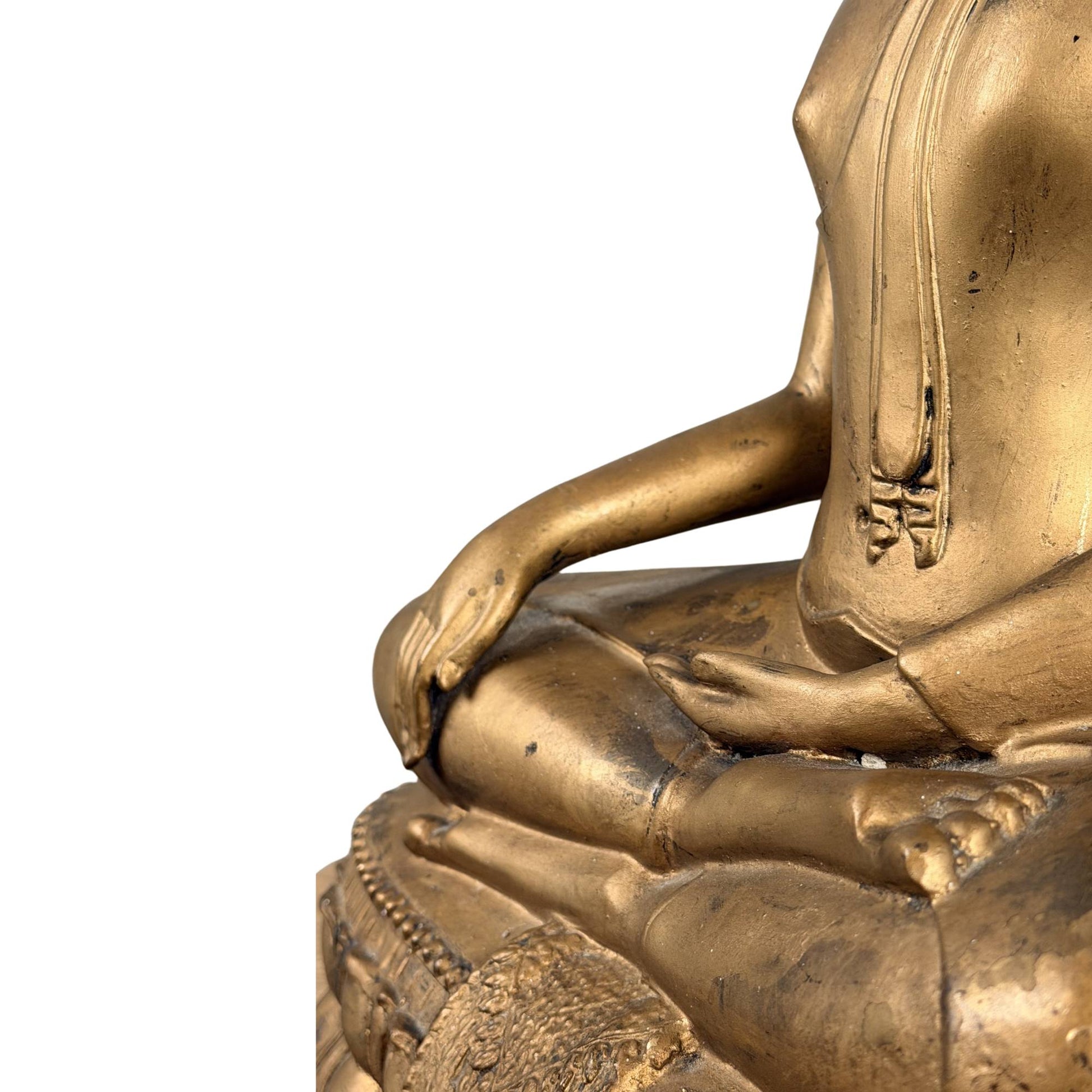 Thailändischer Buddha in antikgoldener Farbe mit kraftvoller, friedvoller Ausstrahlung