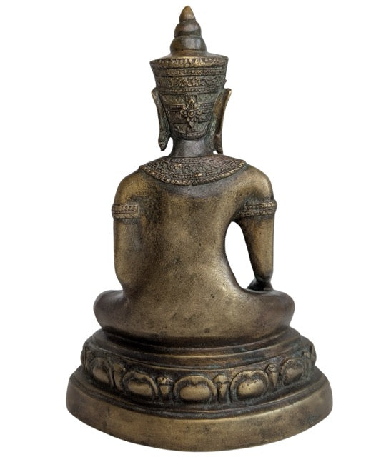 Thailändischer Buddha mit traditioneller Füllung und historischer Verdichtung