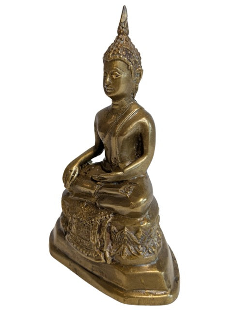 Traditionelle thailändische Buddha-Statue aus feuervergoldeter Bronze mit gelassener Haltung