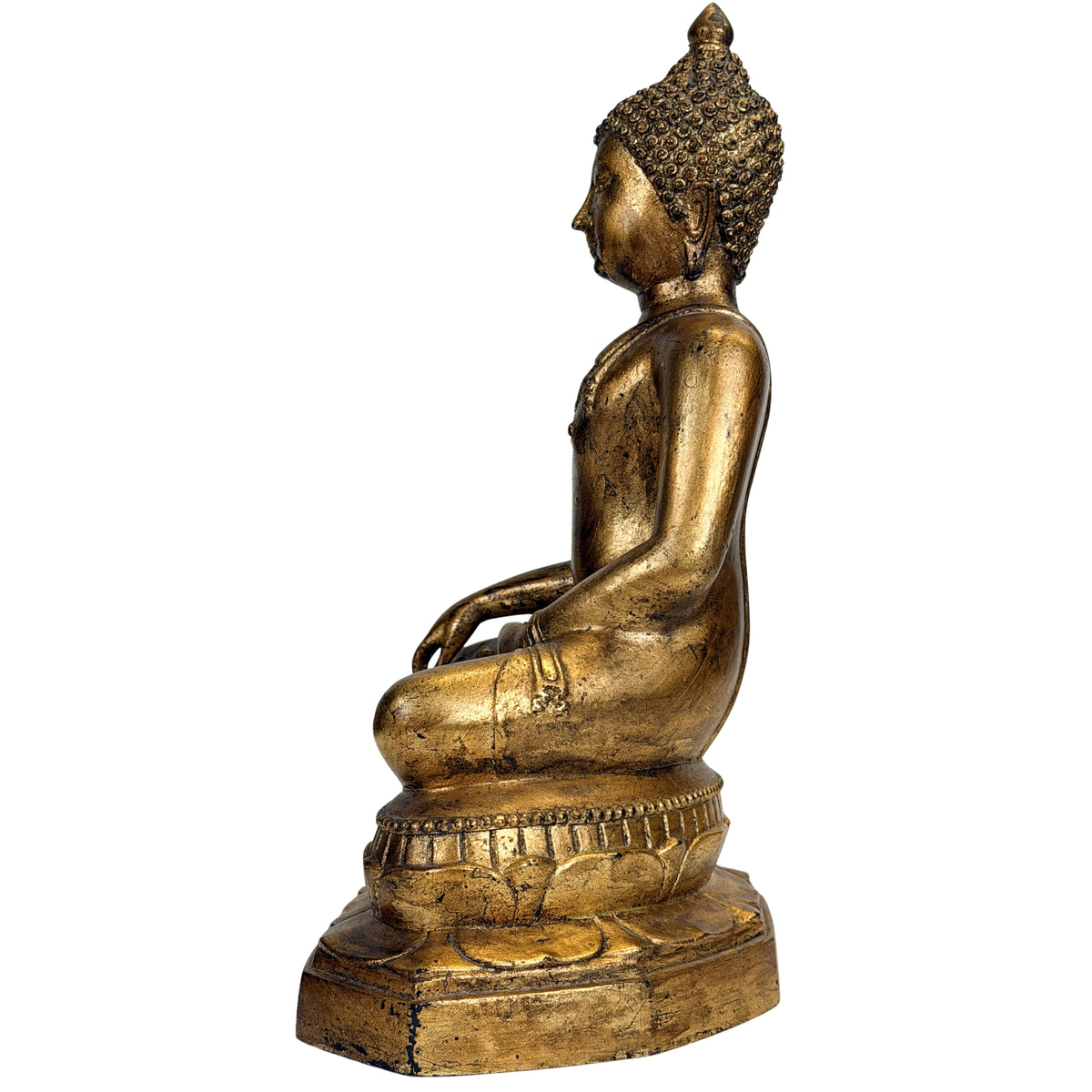 Seitliche Gesamtansicht des Buddha in Maravijaya auf einer breiten, polygonalen Lotusbasis
