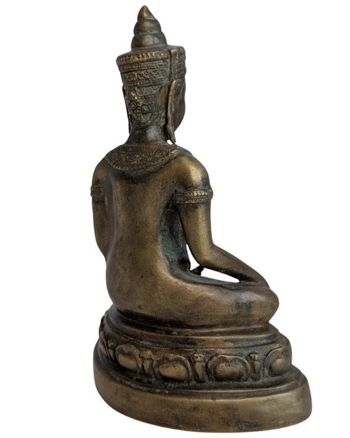 Sitzender Buddha aus Thailand im traditionellen Design