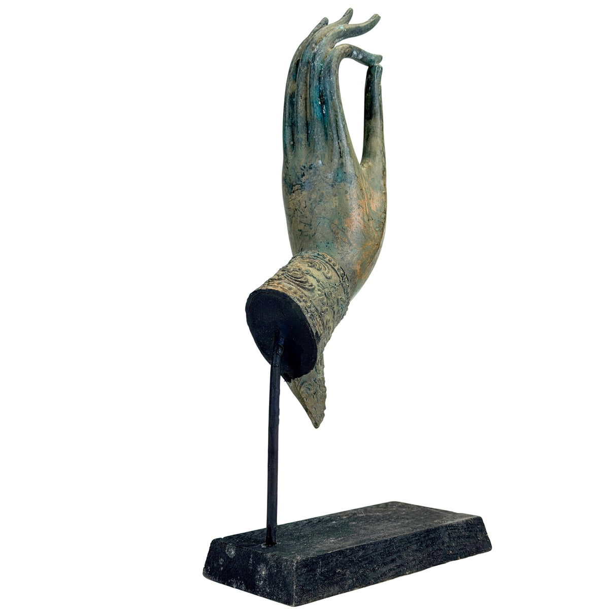 Seitenansicht der thailändischen Bronze-Buddhahand mit langen Fingern und grüner Patina