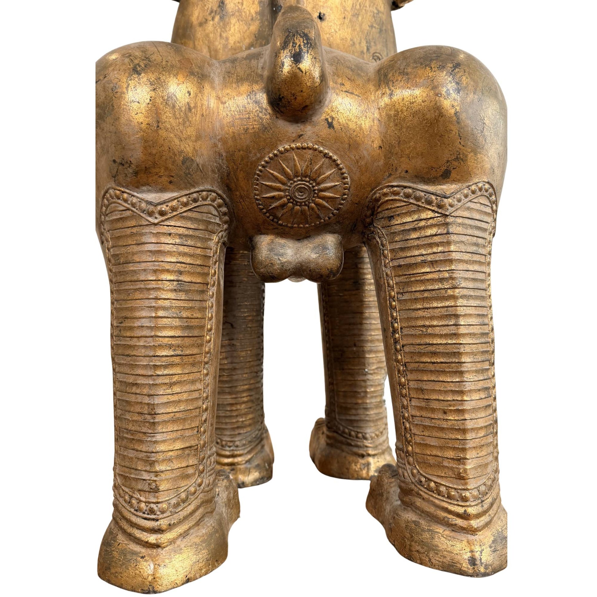 Thailändischer buddhistischer Löwe aus Bronze, antiker vergoldeter Tempelwächter mit beeindruckender Ausstrahlung