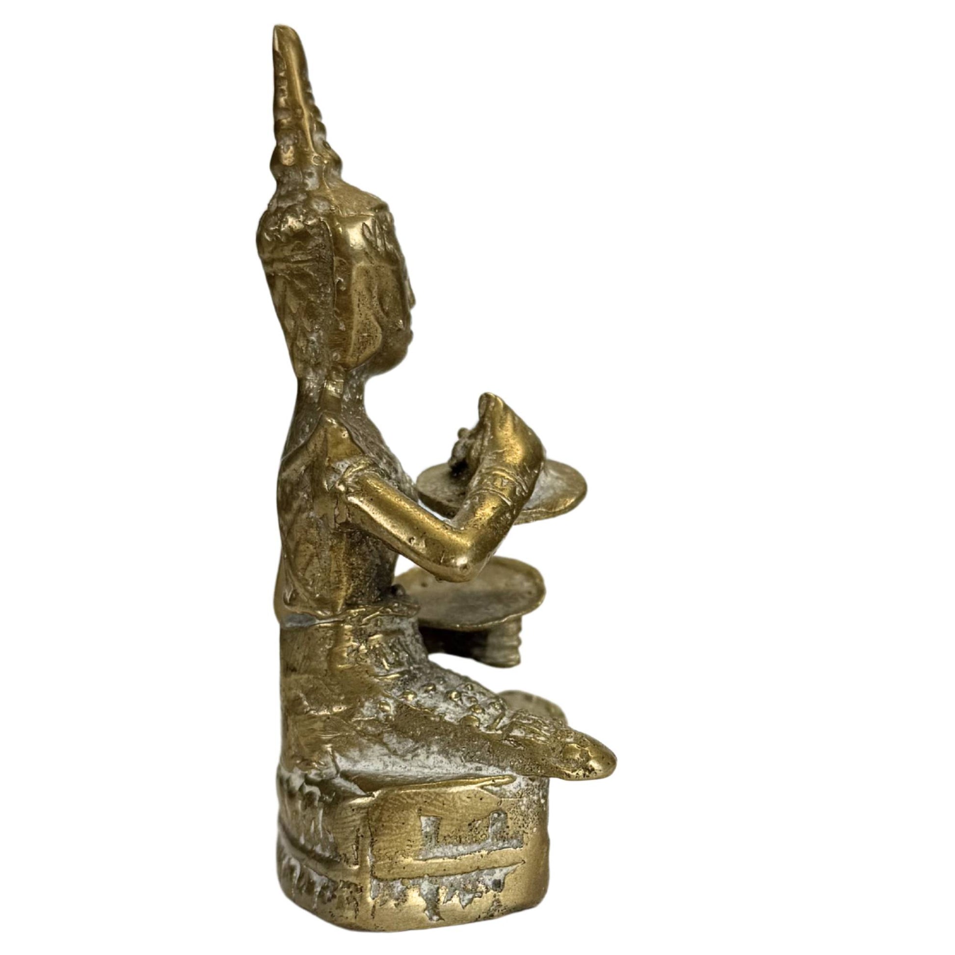 Thailändischer Bronzemusiker mit Zimbeln und verzierter Krone