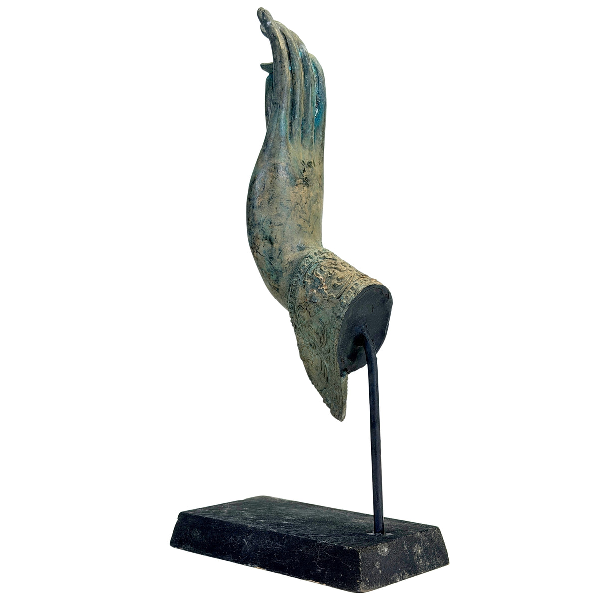 Profil der thailändischen Bronze-Buddhahand mit dunkler und blaugrüner Patina
