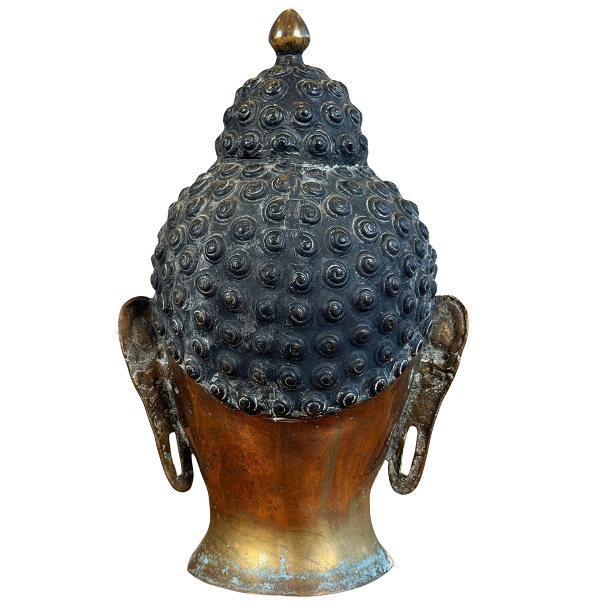 Rückansicht mit dunklem Lockenhaar, Ushnisha-Kappe und abgeschlossenem Halsrand
