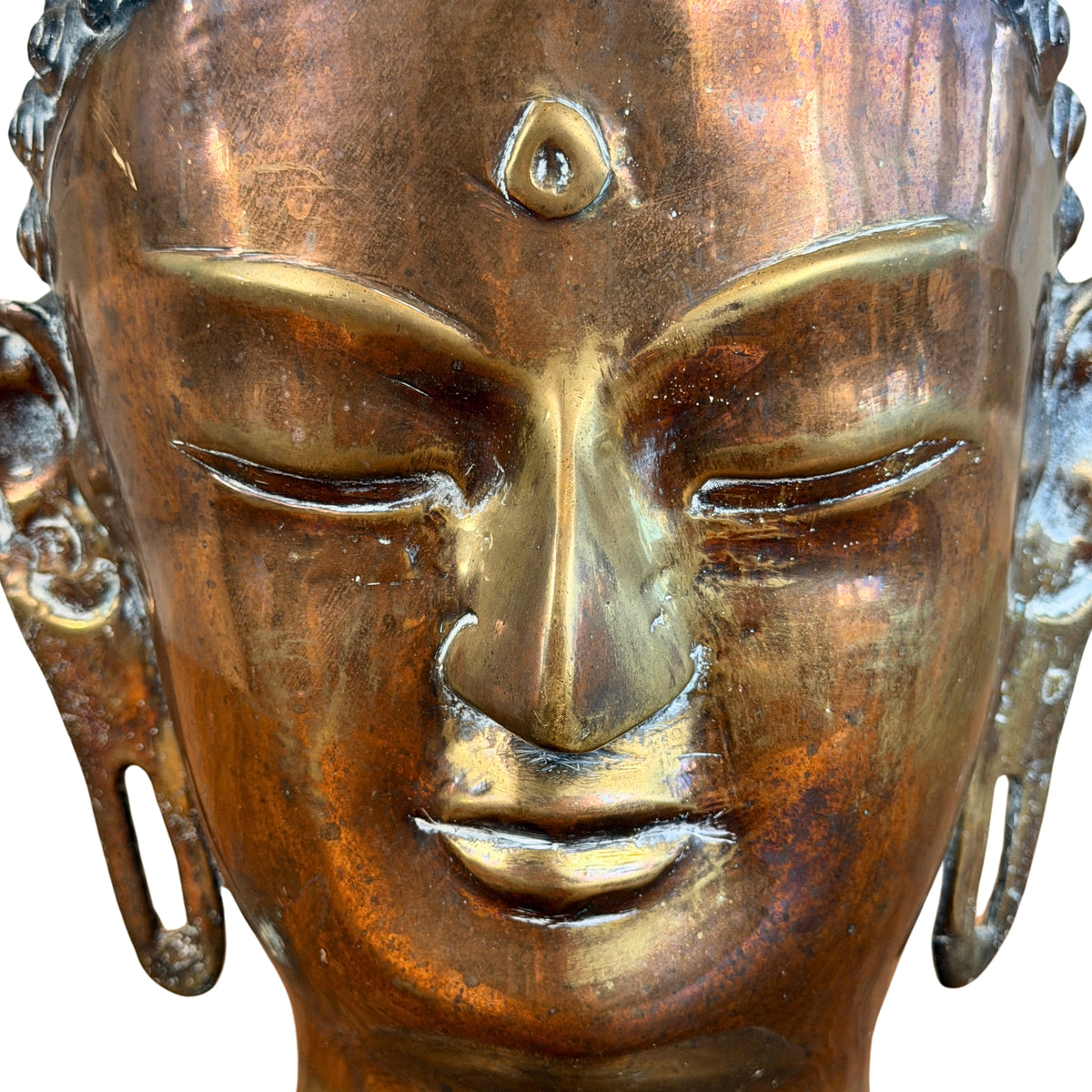 Gesicht mit gesenkten Augen, durchgehendem Brauenbogen und leerer Urna-Vertiefung, Detail