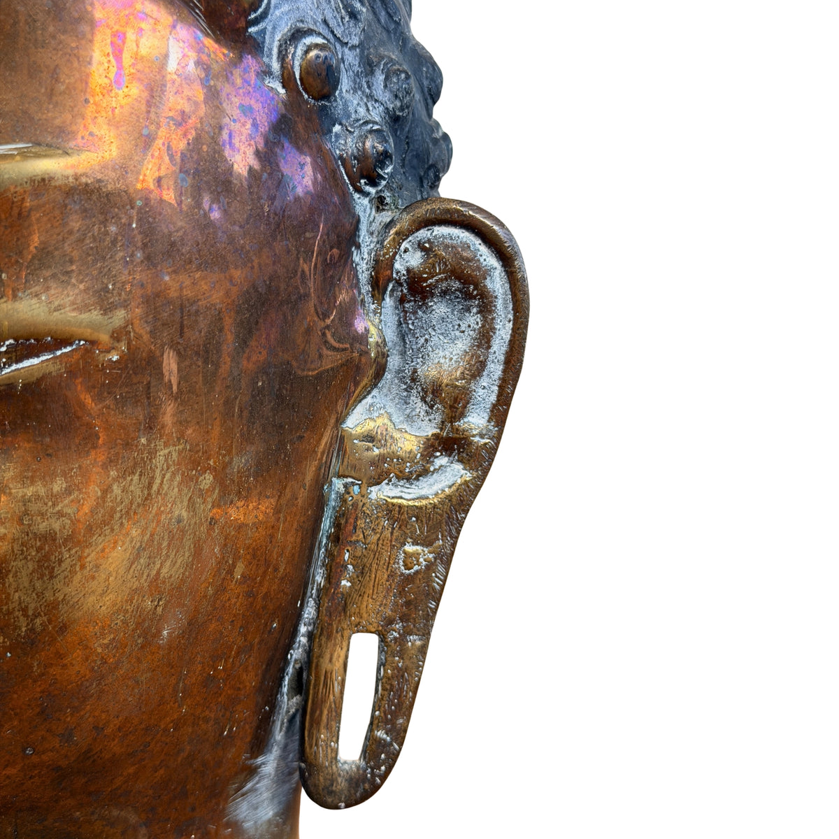 Linkes Ohr mit lang gezogenem, offenem Ohrläppchen, Detail
