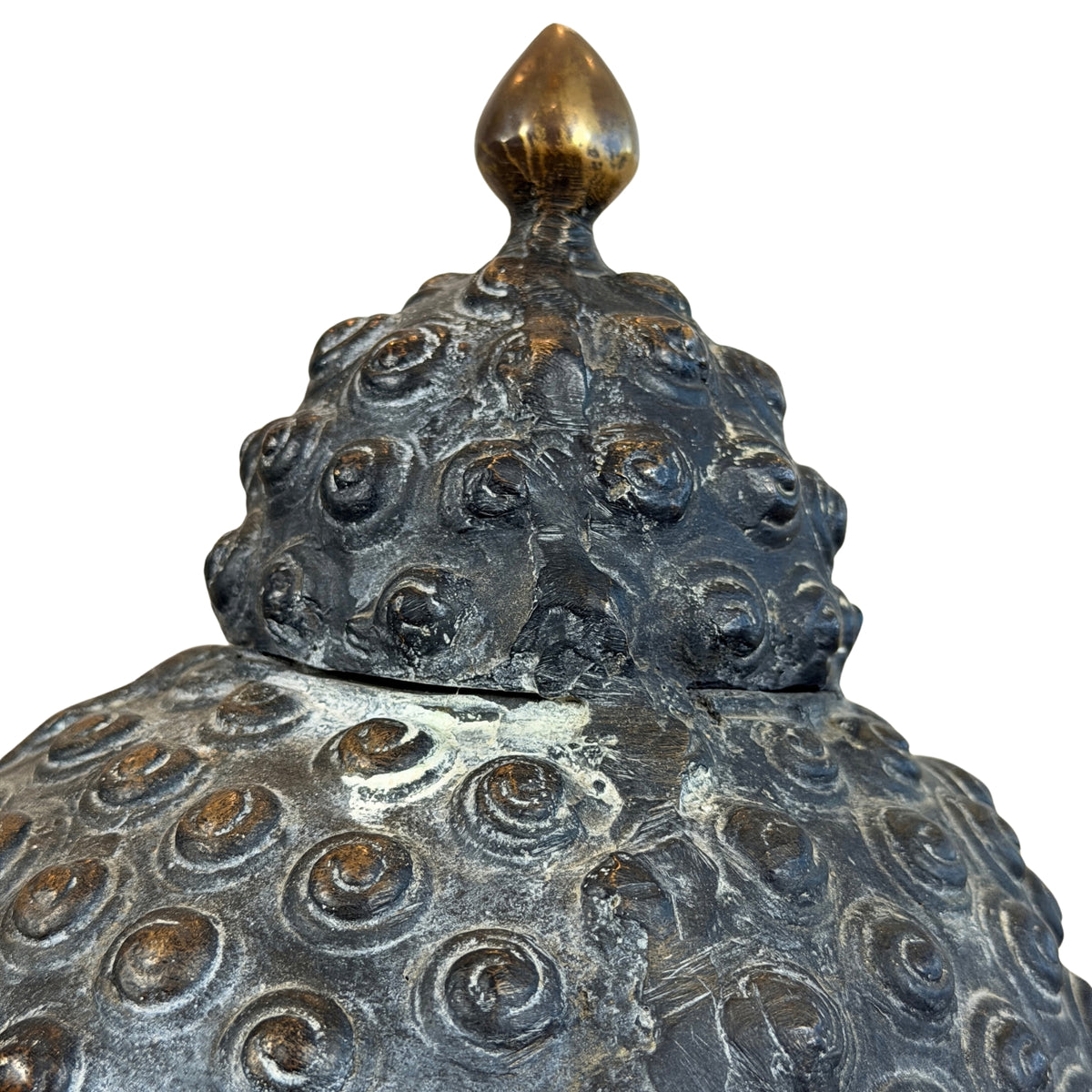 Ushnisha-Kappe mit Naht und hellen Ablagerungen im Haar darunter, Detail