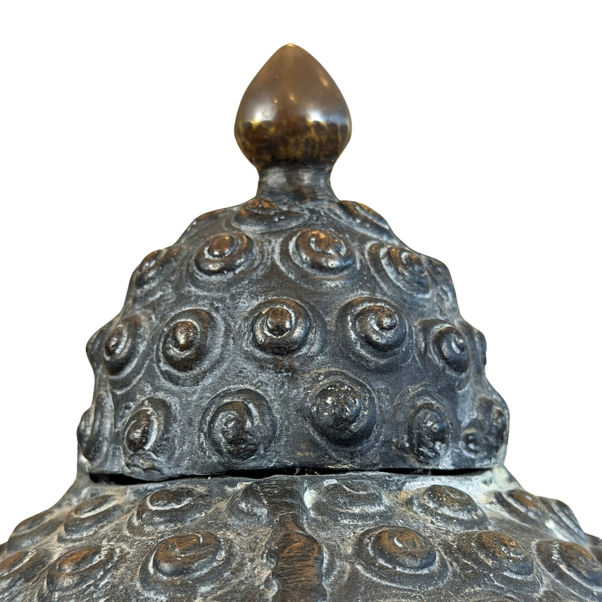 Ushnisha-Kappe mit Schneckenlocken und glattem, tropfenförmigem Knauf, mit Naht auf dem Haar, Detail