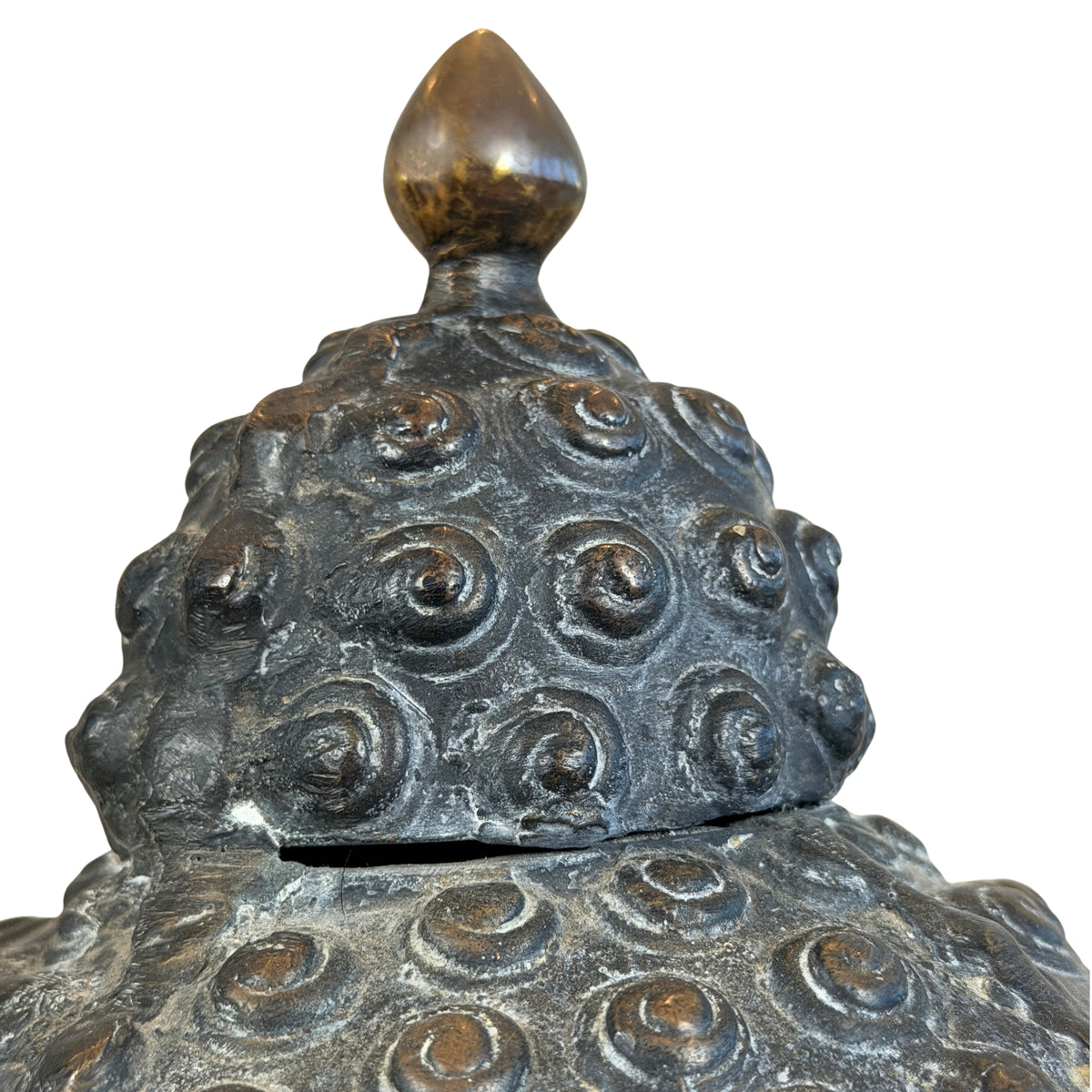 Ushnisha-Kappe von der Seite, mit der Naht zwischen Kappe und Haar, Detail