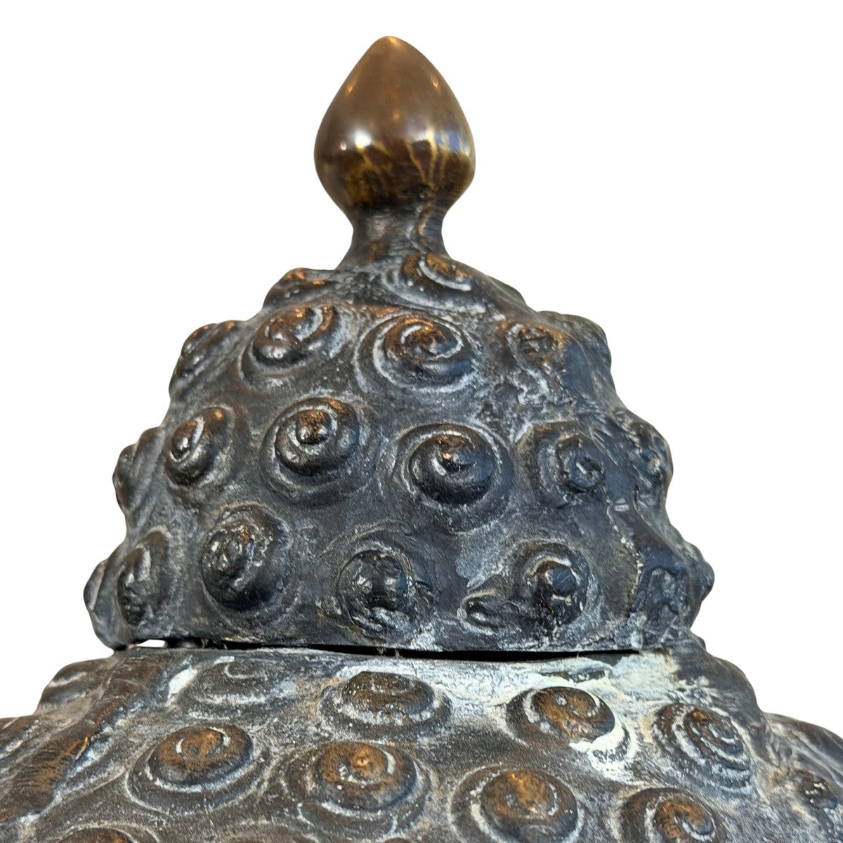 Glatter, tropfenförmiger Knauf auf der Ushnisha-Kappe mit Schneckenlocken, Detail