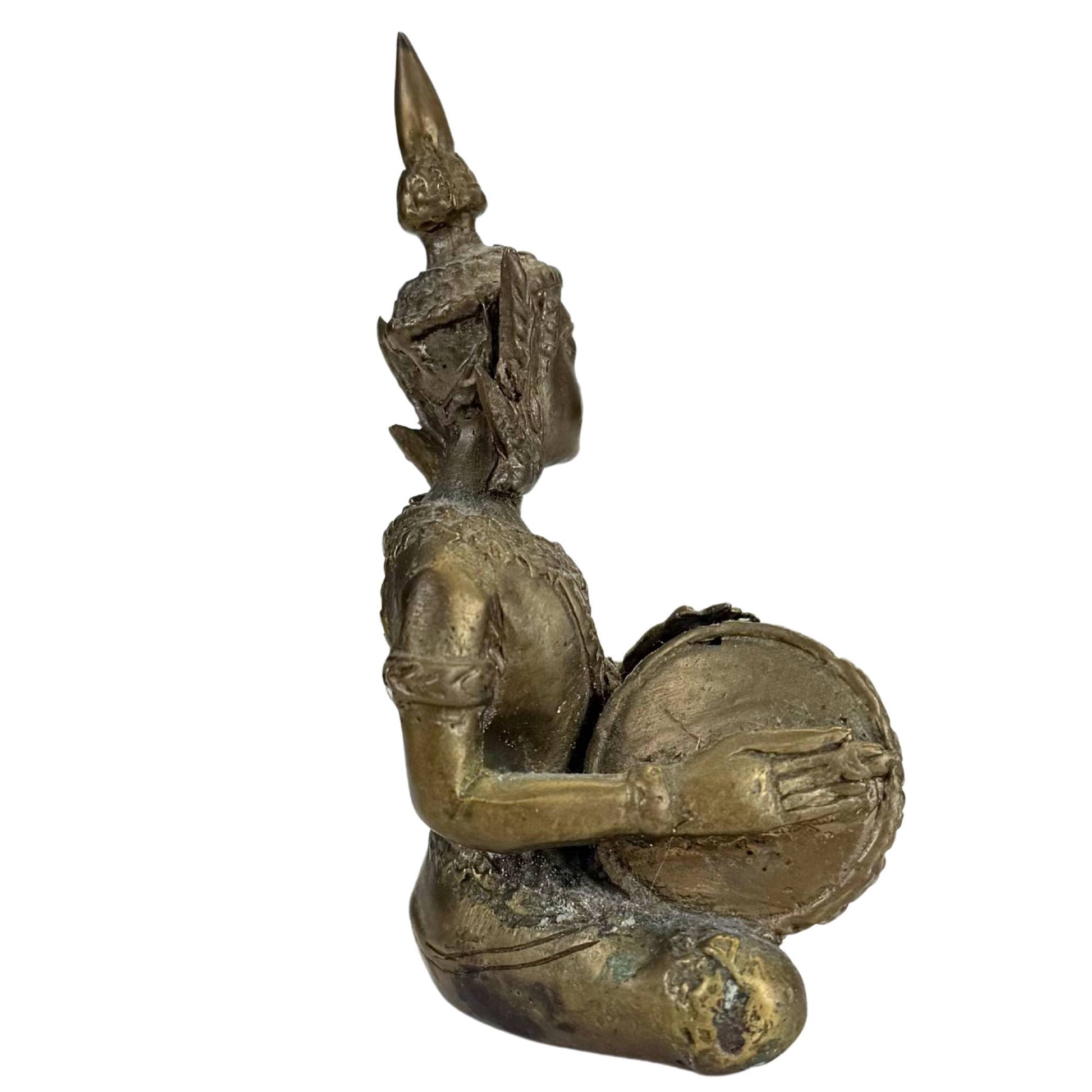 Seitenansicht eines thailändischen Bronzetrommlers mit feinen Details