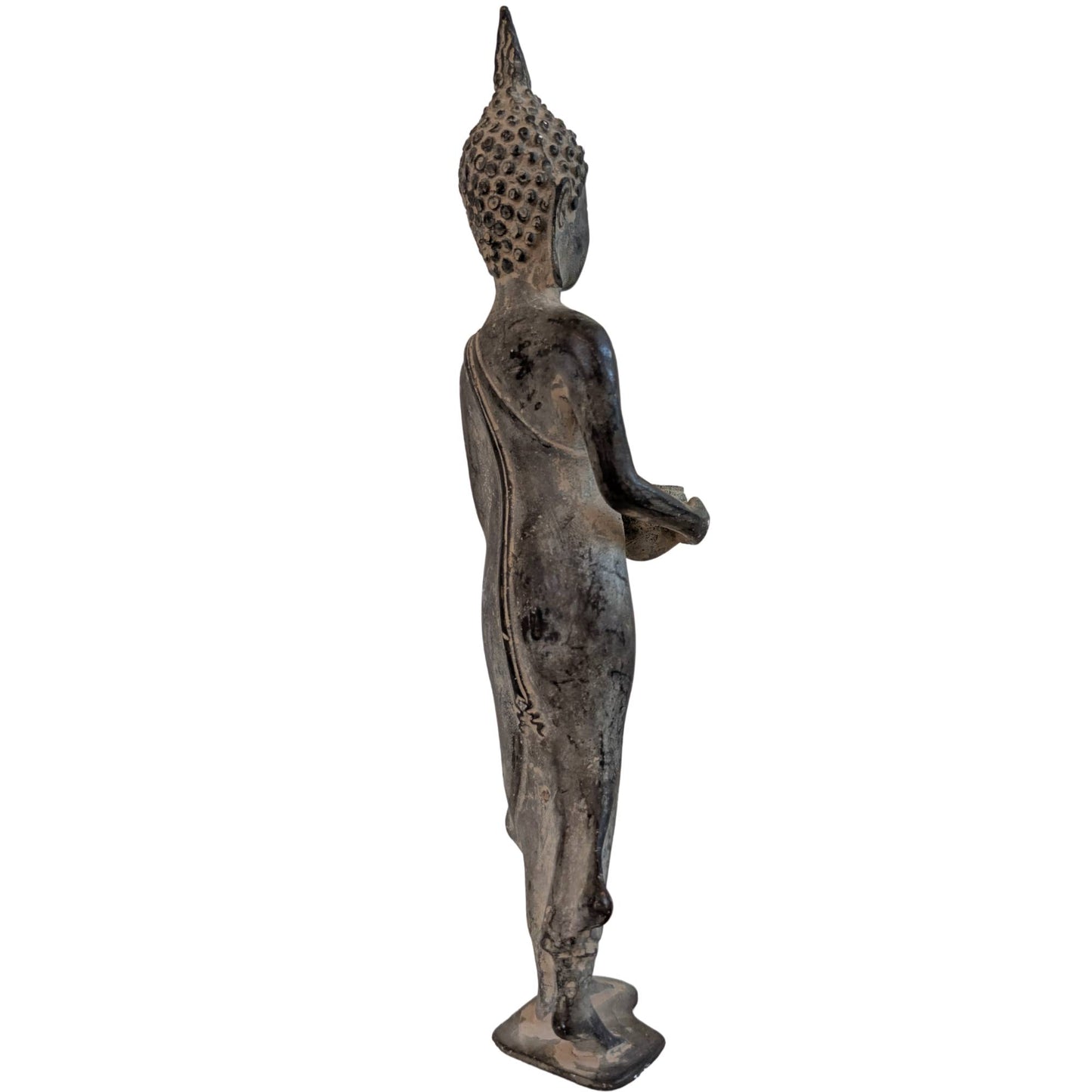 Stehender Shakyamuni-Buddha aus Bronze aus Thailand mit Almosenschale auf weißem Hintergrund.
