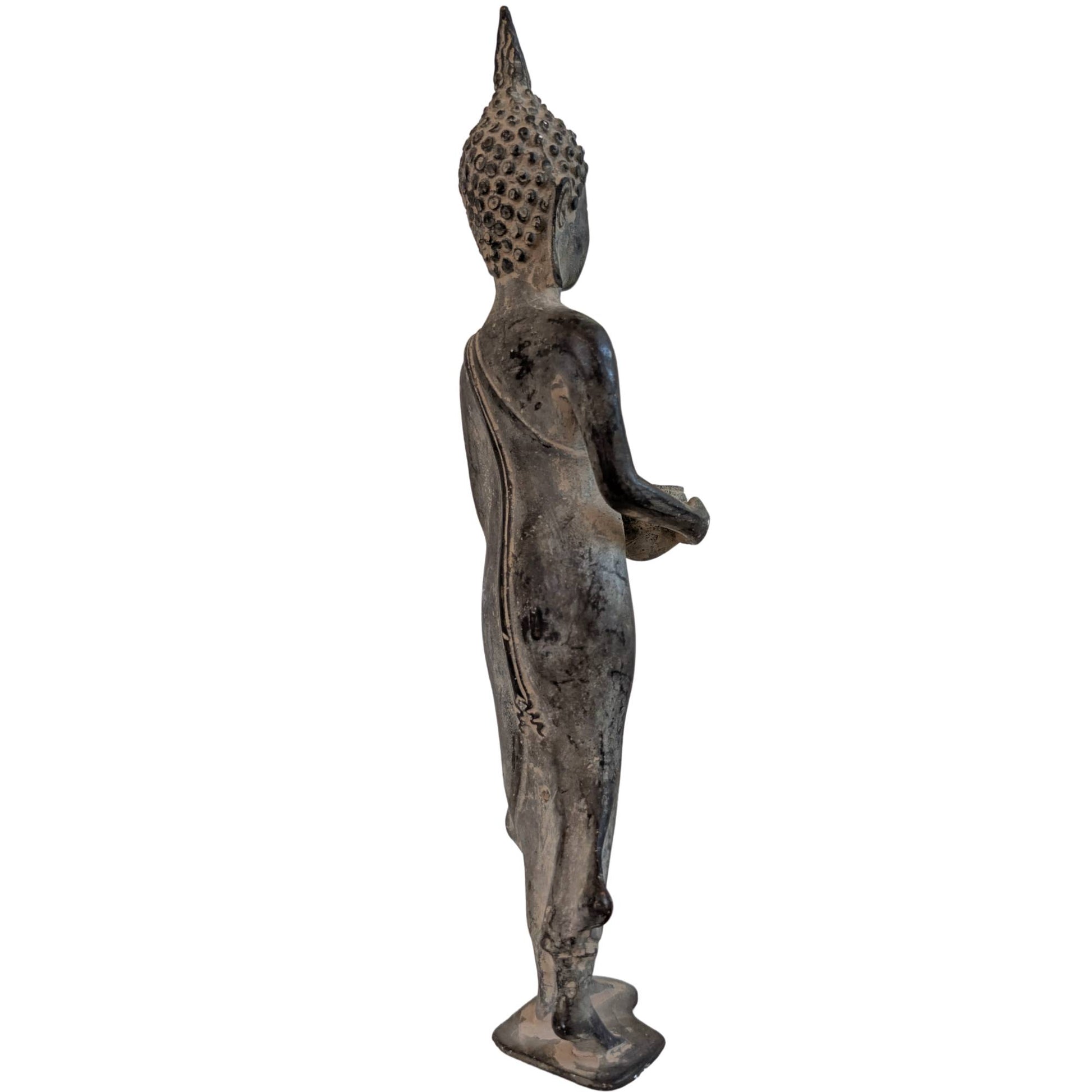 Stehender Shakyamuni-Buddha aus Bronze aus Thailand mit Almosenschale auf weißem Hintergrund.