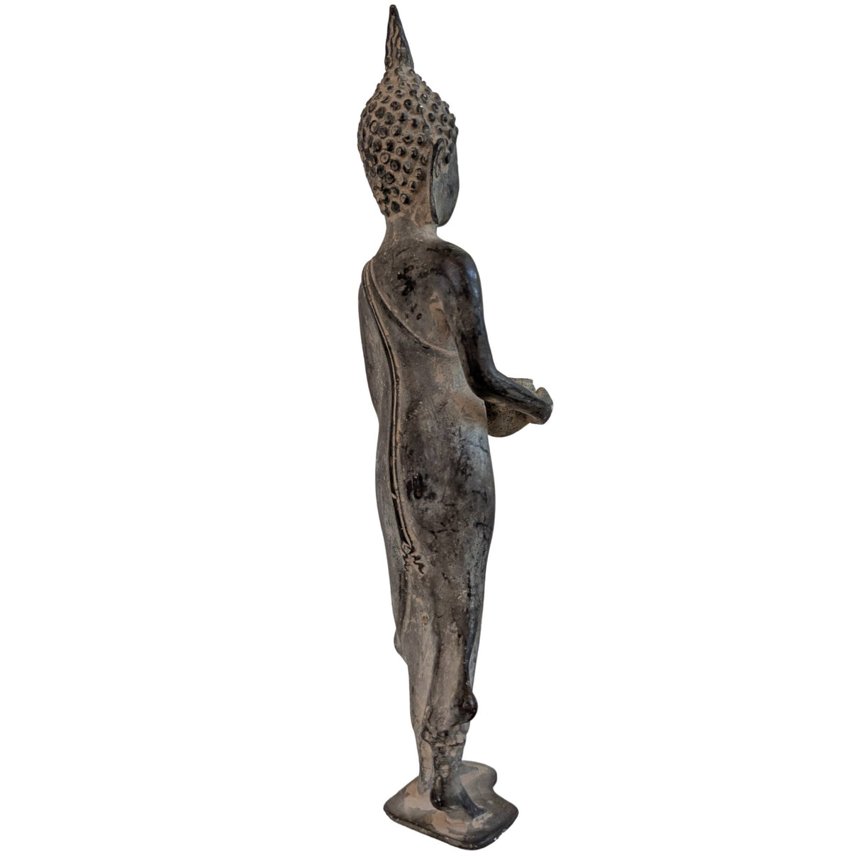Stehende bronzene Shakyamuni Buddha aus Thailand mit Almosenschale auf einem weißen Hintergrund.